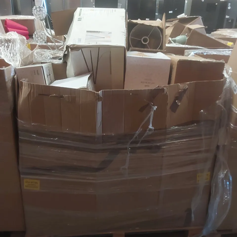 PALLET CONTAINING A VERY LARGE QUANTITY OF ASSORTED DESIGNER LIGHTING PRODUCTS TO INCLUDE: TABLE LAMP, CEILING LIGHTS, FLOOR LAMP ECT