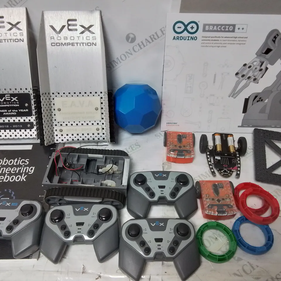 LOT OF ASSORTED ITEMS TO INCLUDE ASSORTED EDUCATIONAL ROBOTICS ITEMS, VEX PLASTIC BACKGROUNDS, ADJUSTABLE TRAY STAND, STORAGE BLOCKS AND SILICONE SEALANT
