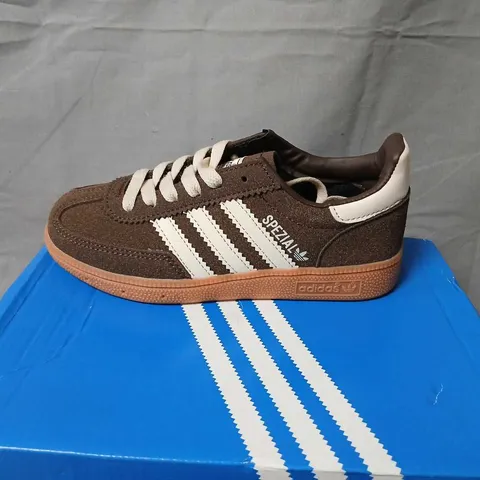 ADIDAS HANDBALL SPEZIAL C KIDS TRAINERS – BROWN SUEDE, WHITE STRIPE, GUM SOLE SIZE KIDS 12.5