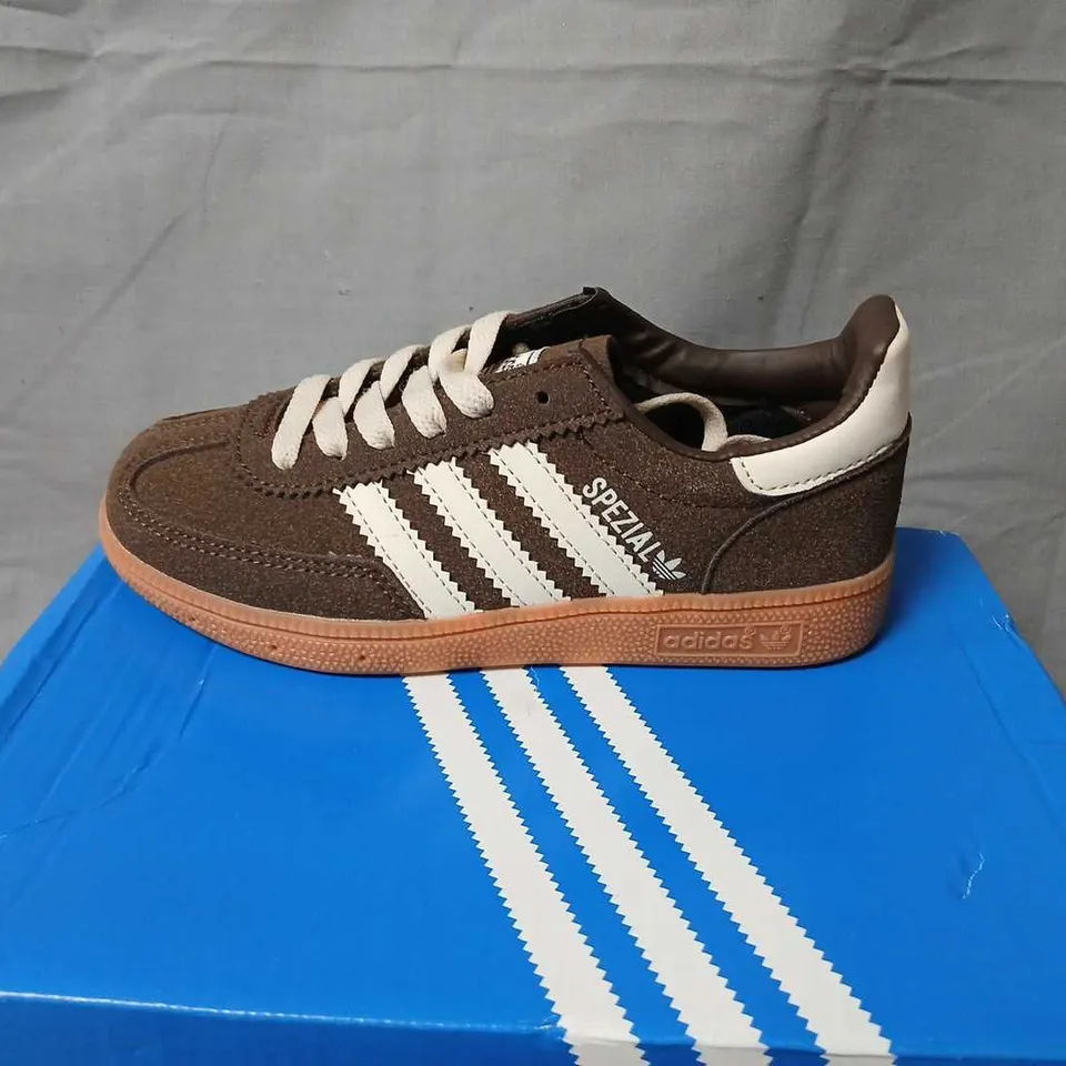 ADIDAS HANDBALL SPEZIAL C KIDS TRAINERS – BROWN SUEDE, WHITE STRIPE, GUM SOLE SIZE KIDS 12.5