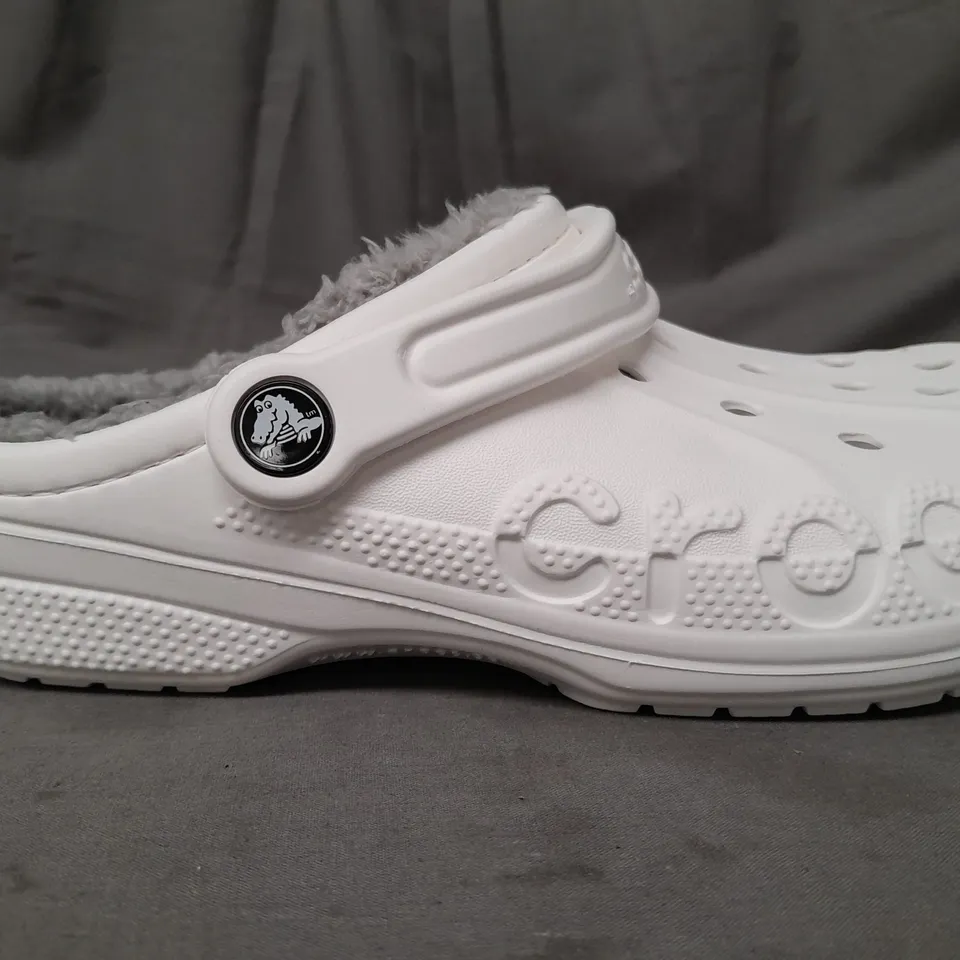 PAIR OF CROCS BAYA LINES CLOGS IN WHITE UK SIZE M5/W6