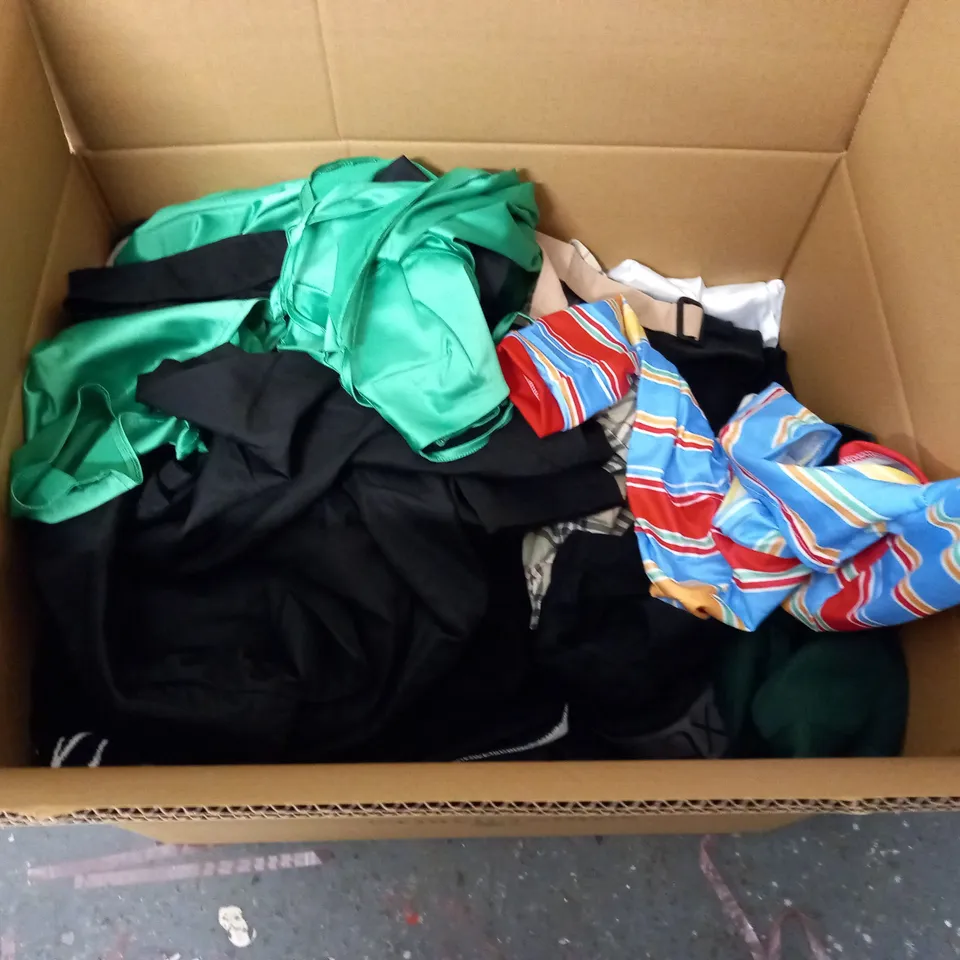 LARGE QUANTITY OF ASSORTED CLOTHING ITEMS TO INCLUDE & OTHER STORIES AND WEDNESDAY GIRL