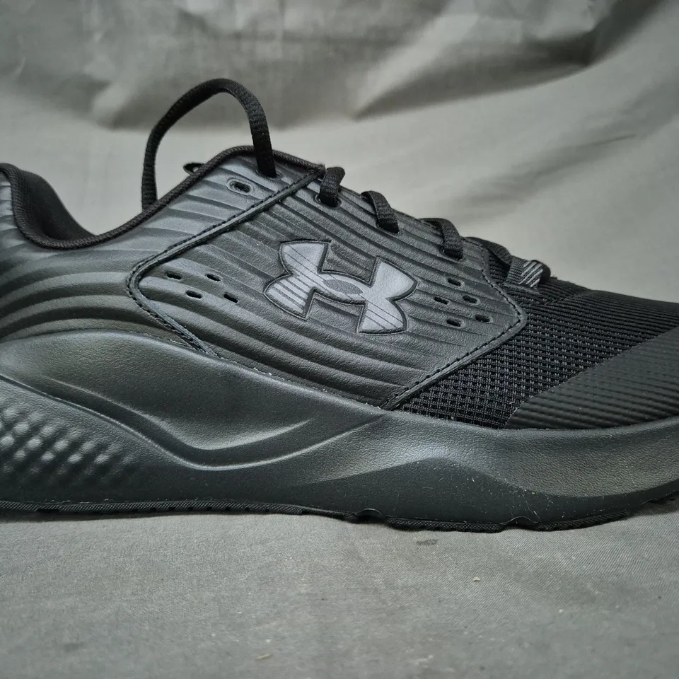 BOXED PAIR OF UNDER ARMOUR CHARGED COMMIT 4 TRAINING SHOES IN BLACK UK SIZE 10.5