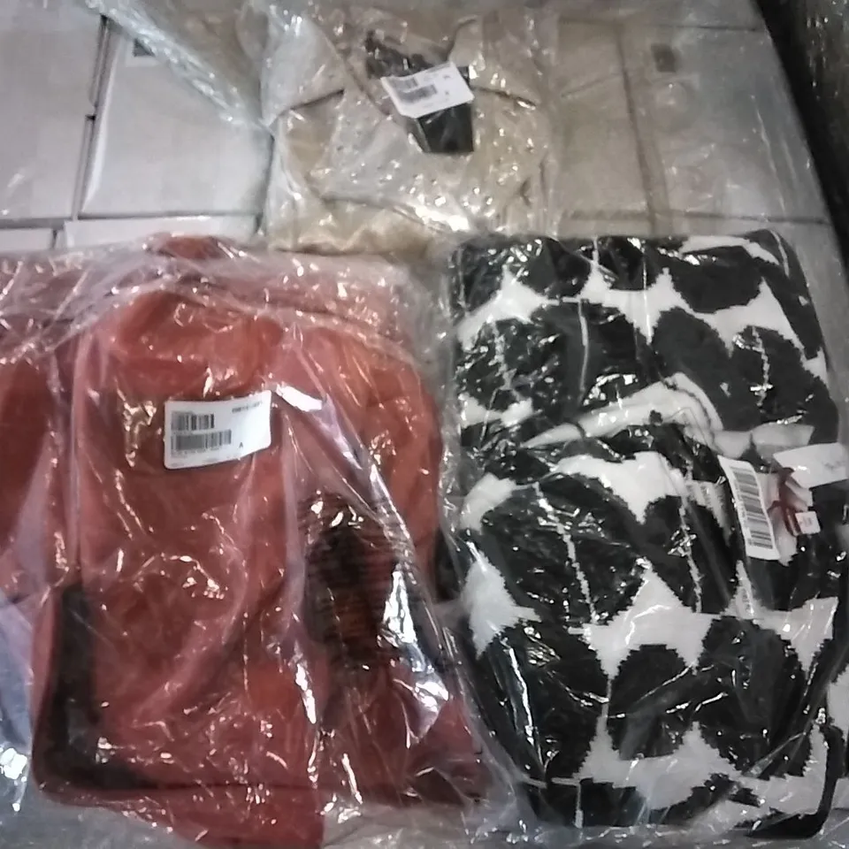 PALLET OF ASSORTED CLOTHING 