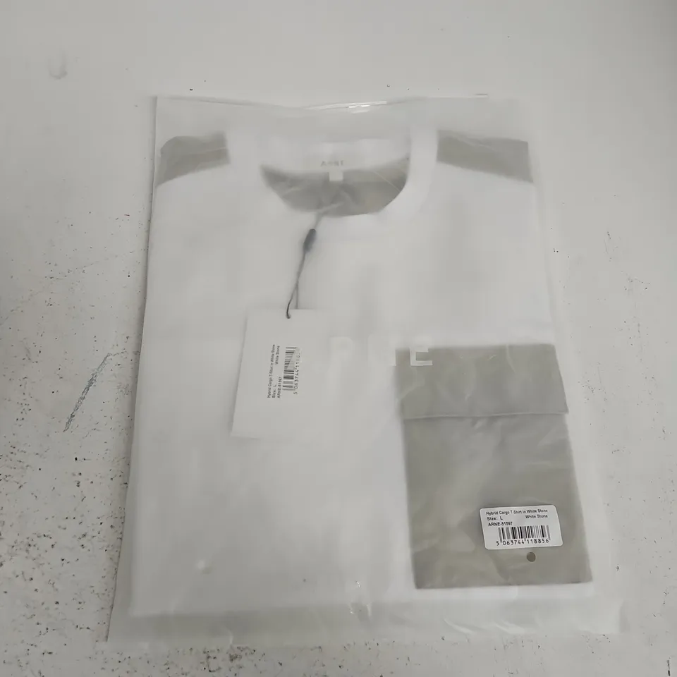 BAGGED ARNE HYBRID CARGO T-SHITRT IN WHITE STONE - L