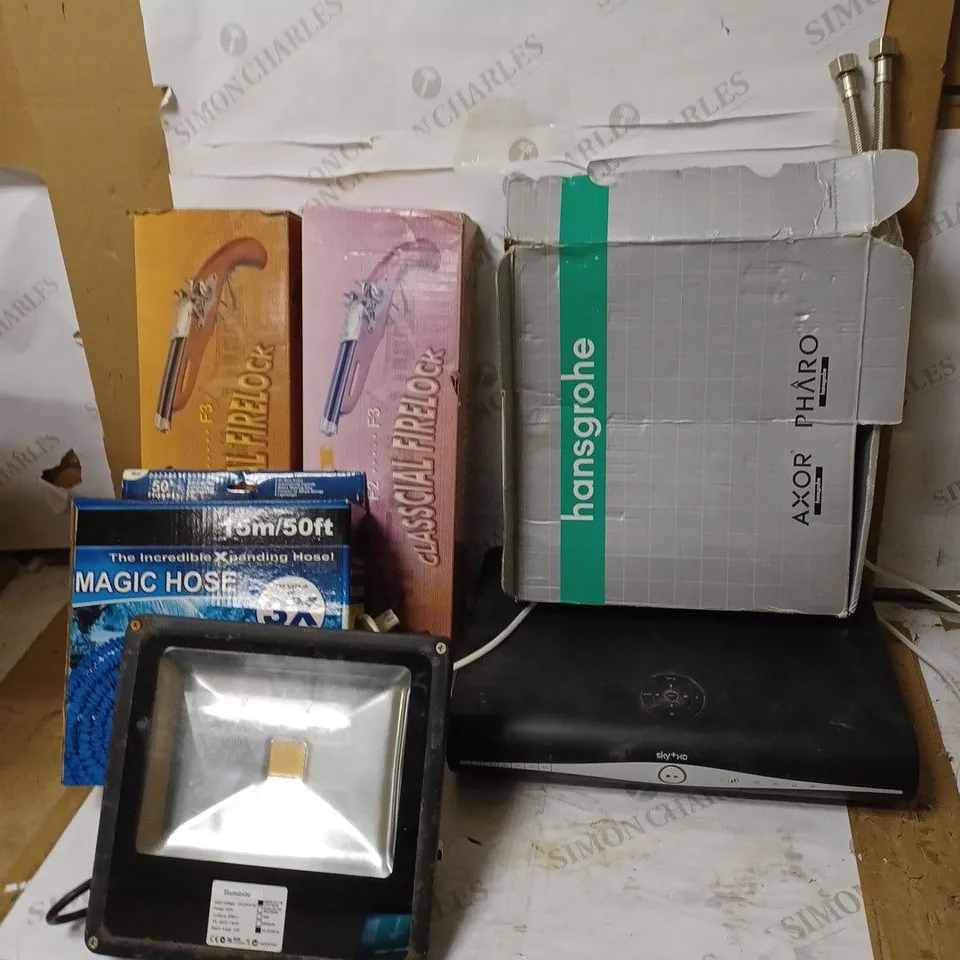 LOT OF APPROX 6 ITEMS TO INCLUDE SKY BOX, TOY GUNS, FLOODLIGHT ETC