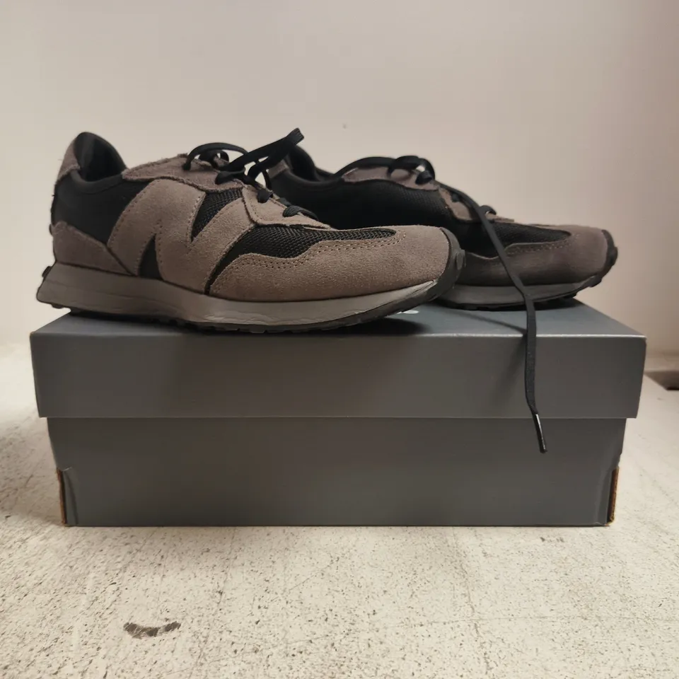 BOXED PAIR OF NEW BALANCE 327 TRAINERS IN BLACK/CHARCOAL GREY SIZE UK 5