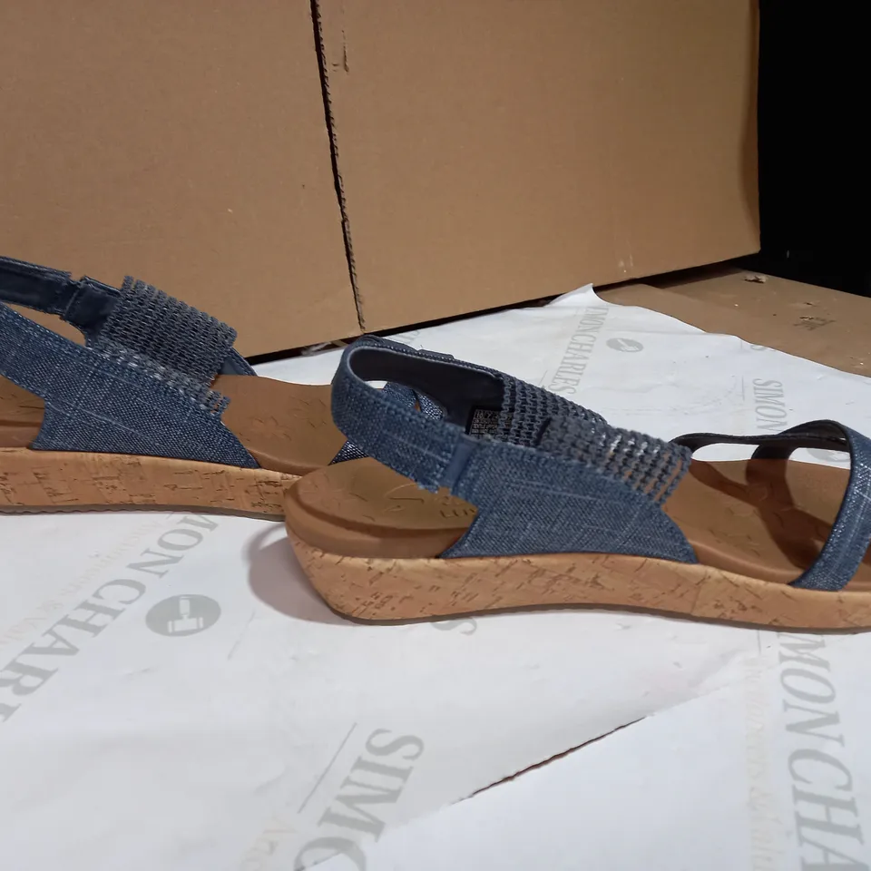 SKETCHERS WITH LUXE FOAM BLUE ELASTIC SANDLES IN SIZE 10