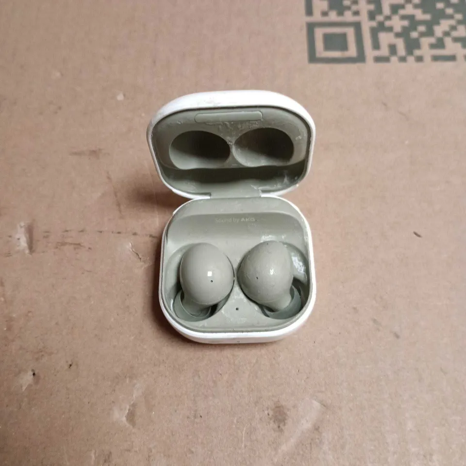 SAMSUNG GALAXY BUDS2 WIRELESS EARBUDS IN WHITE CHARGING CASE - UNBOXED 