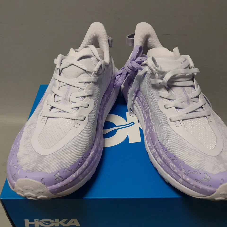 BOXED PAIR OF HOKA WOMENS SPEEDGOAT 6 TRAINERS IN PURPLE - UK 7