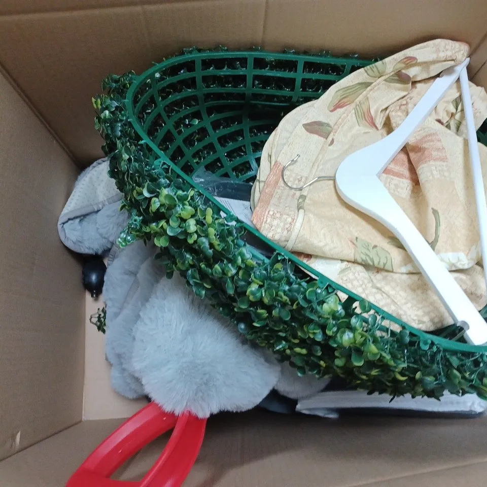BOX OF APPROXIMATELY 8 ASSORTED ITEMS TO INCLUDE - FIRST TASTES - FLASK - ASH BUCKET ETC