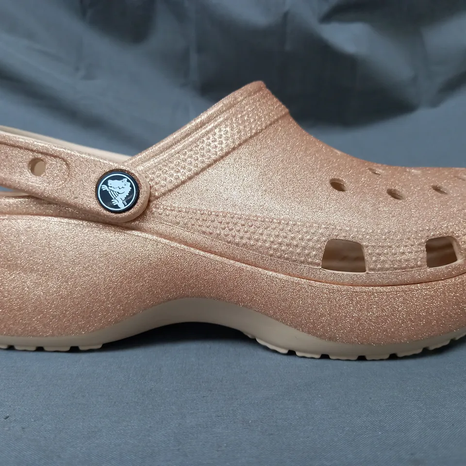 PAIR OF CROCS CLASSIC PLATFORM CLOGS IN METALLIC BRONZE W. GLITTER EFFECT UK SIZE 6