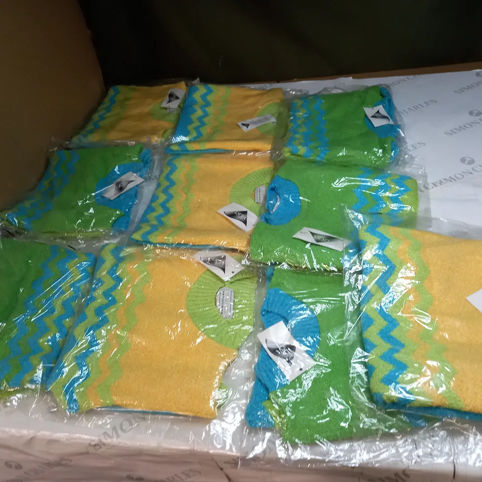 LOT OF APPROX 10 ASSORTED CLOTHING ITEMS IN VARIOUS SIZES