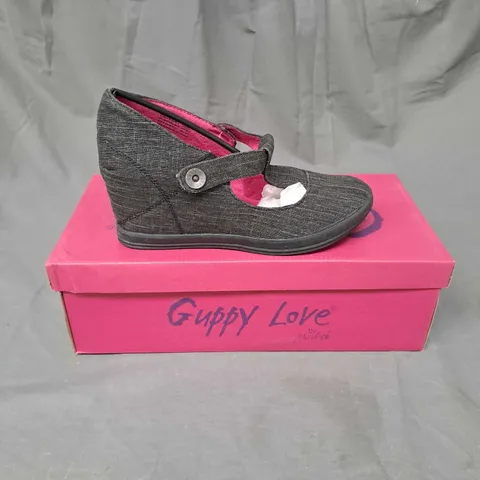 BOX OF APPROXIMATELY 6 PAIRS OF GUPPY LOVE WEDGE SHOES IN BLACK SIZE 7