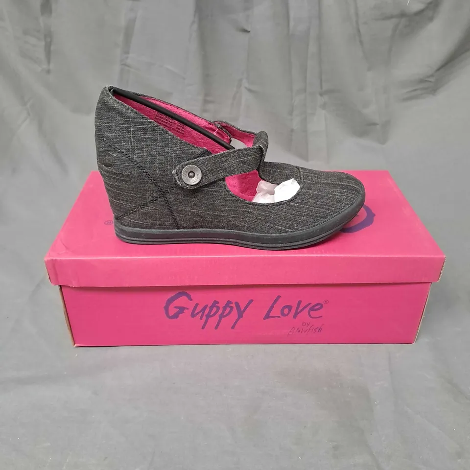 BOX OF APPROXIMATELY 6 PAIRS OF GUPPY LOVE WEDGE SHOES IN BLACK SIZE 7