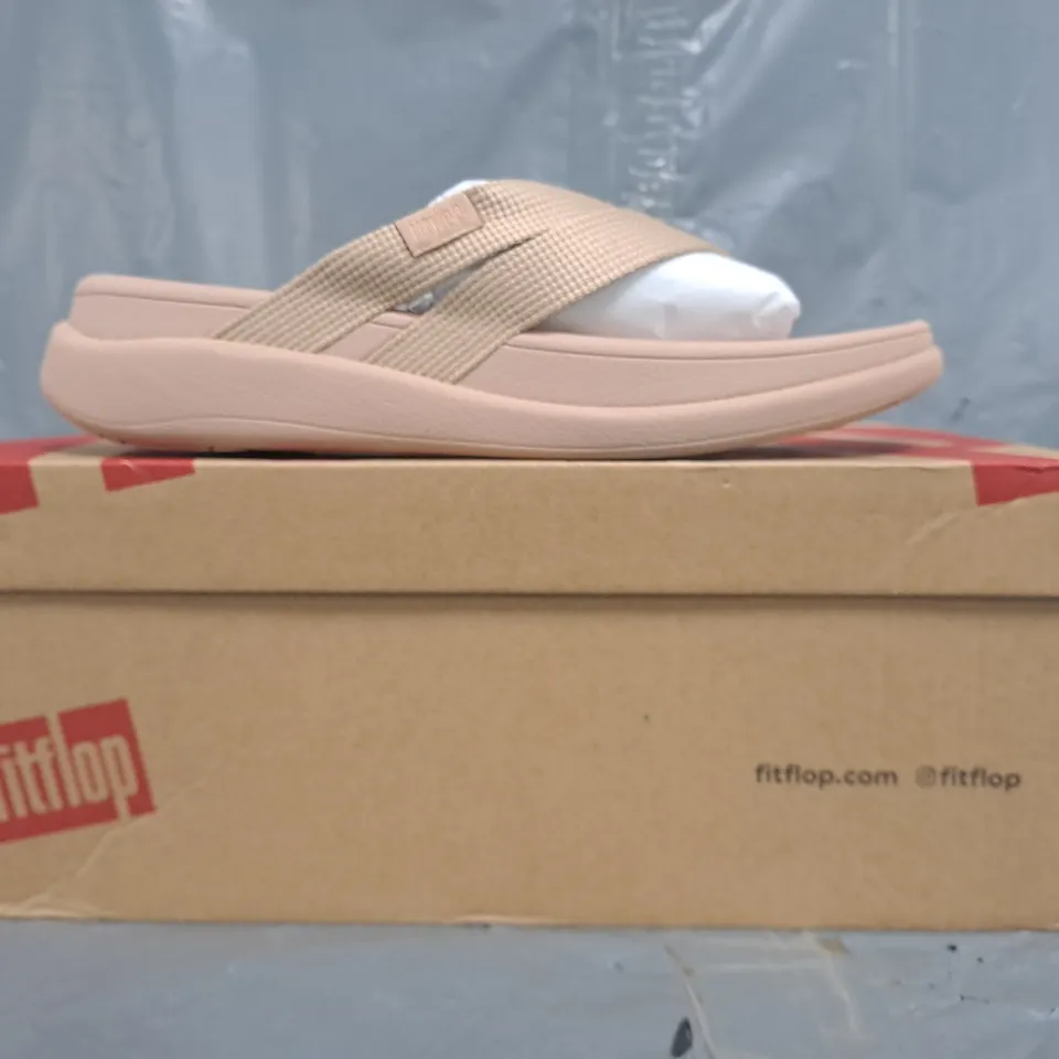 BOXED PAIR OF FITFLOP T-POST FLATFORM SLIP FLOPS IN CLASSIC BEIGE SIZE UK 5