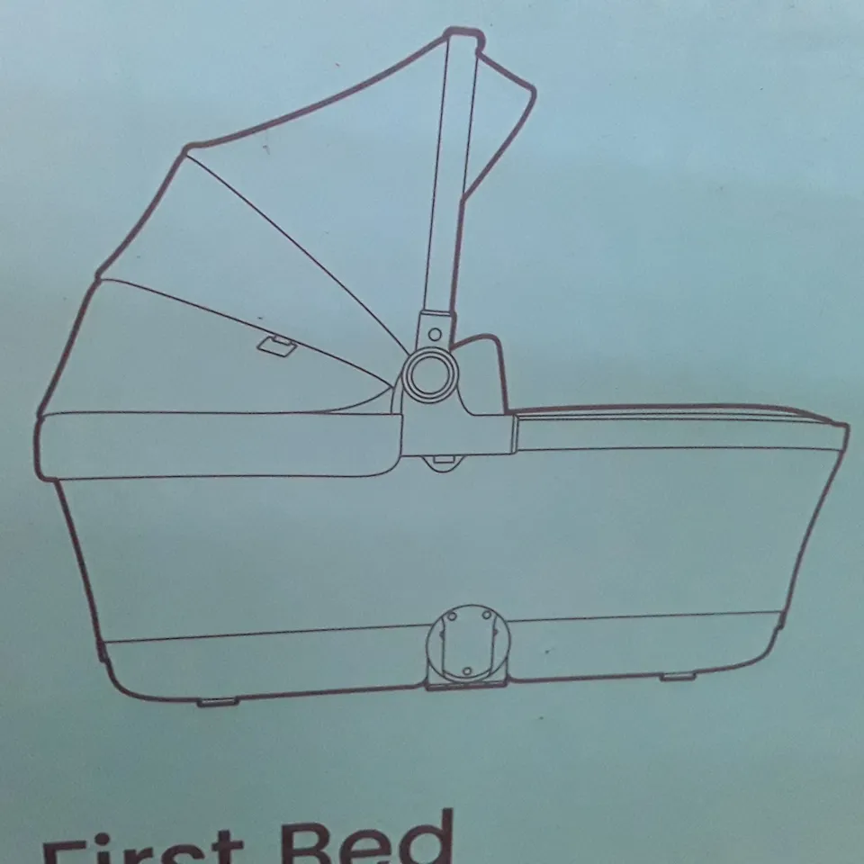 BOXED SILVER CROSS FIRST BED CARRYCOT, I-SIZE BASE & ULTIMATE ACCESSORY BOX (3 BOXES)