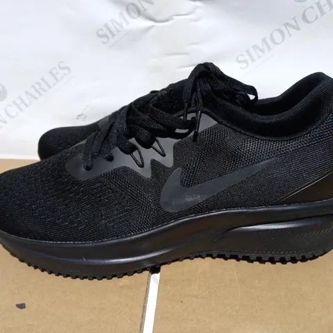 BOXED PAIR OF MENS NIKE TRAINERS IN BLACK SIZE 44
