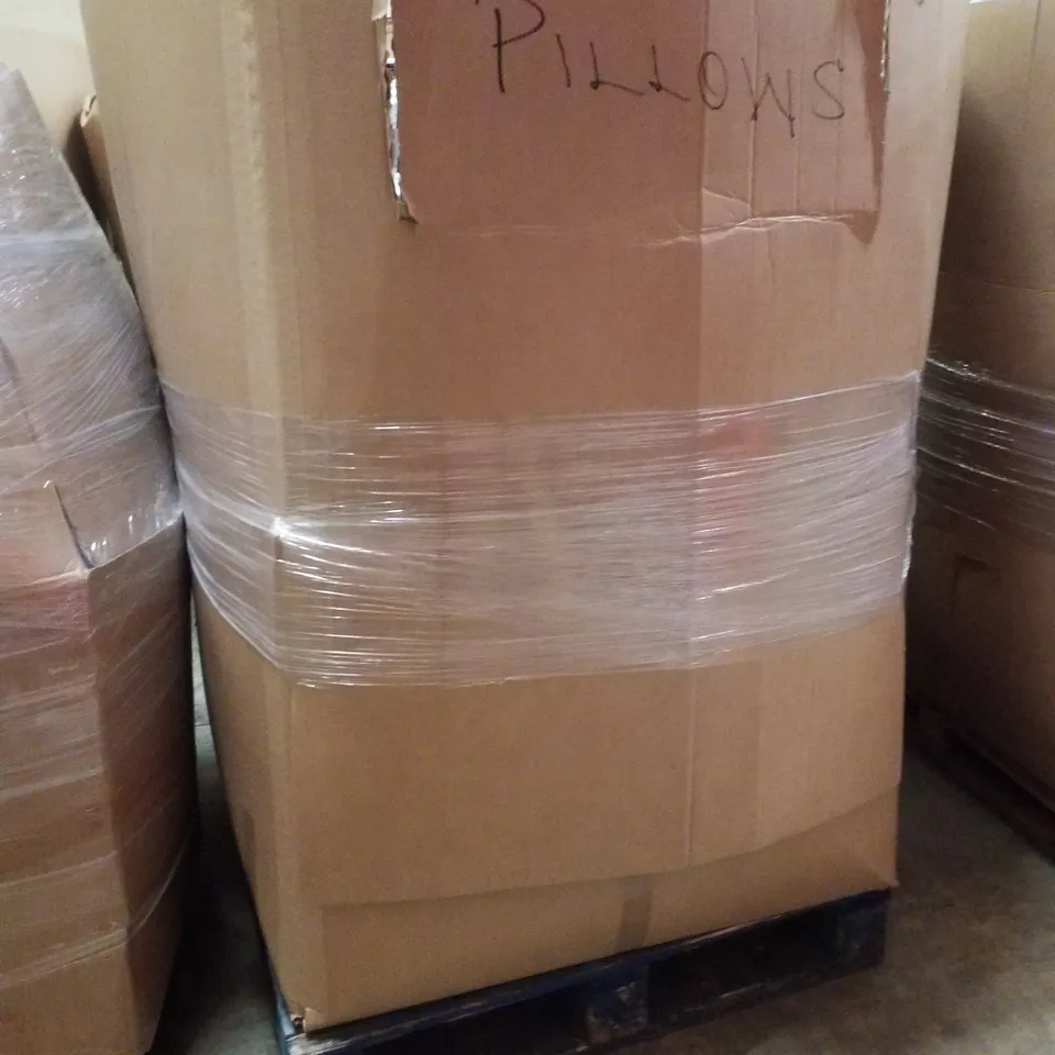 PALLET CONTAINING ASSORTED PILLOWS & CUSHIONS