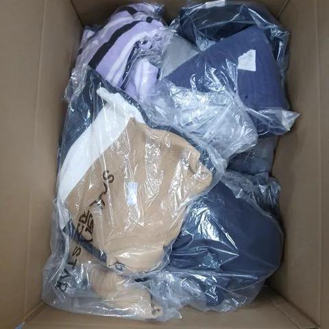 BOX OF APPROXIMATELY 25 ASSORTED CLOTHING ITEMS