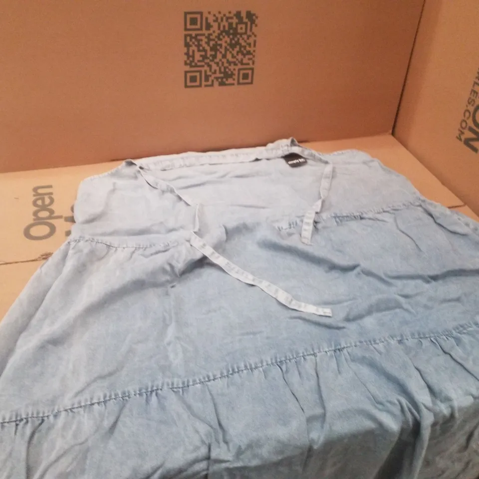 BOX CONTAINING APPROXIMATELY 7X BRAND NEW SIMPLY BE MAXI TENCEL DRESS - COLOUR LIGHT WASH - SIZE 30