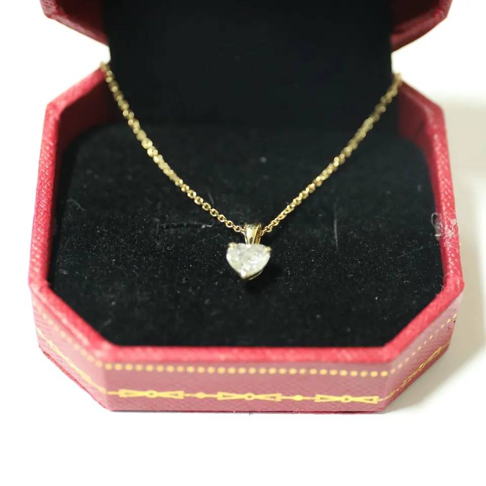 18CT YELLOW GOLD PENDANT ON CHAIN, SET WITH A NATURAL HEART SHAPE DIAMOND