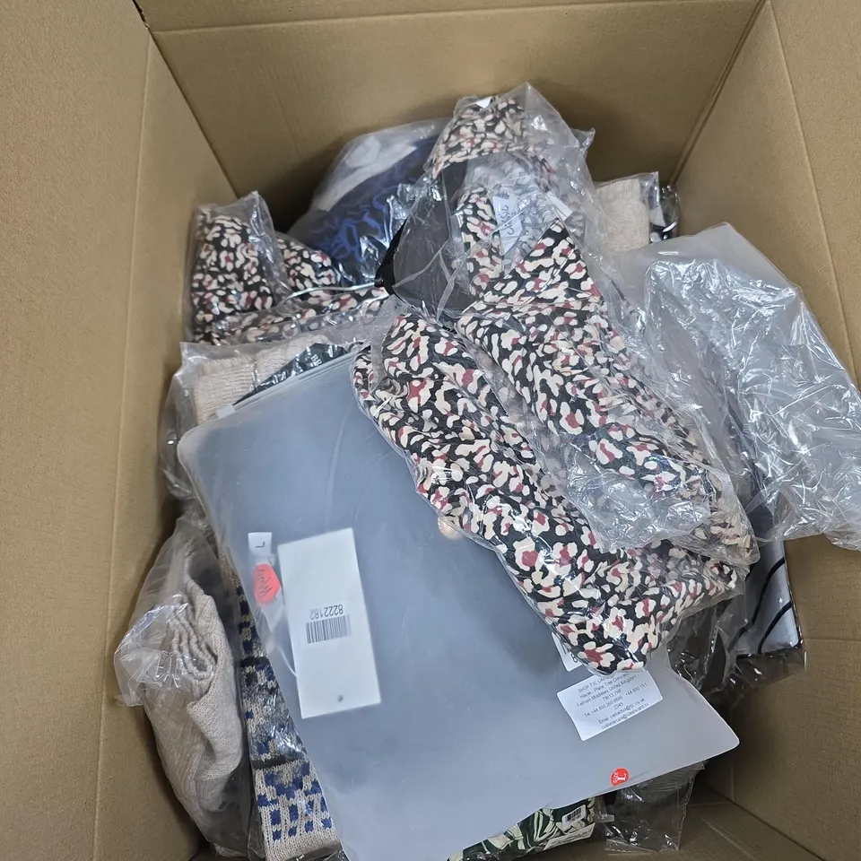 BOX OF APPROXIMATELY 15 ASSORTED CLOTHING ITEMS IN VARIOUS COLOURS, SIZES AND STYLES