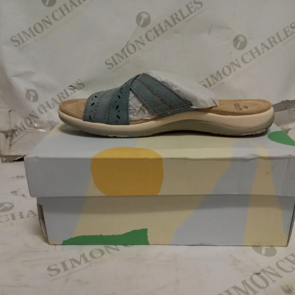 OUTLET EARTH ORIGINS SHANTEL MULE SANDAL SIZE 4 