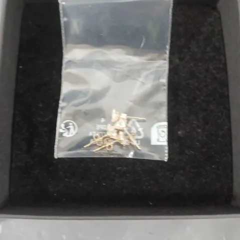 LOVE GOLD 4X GOLDEN STUDS