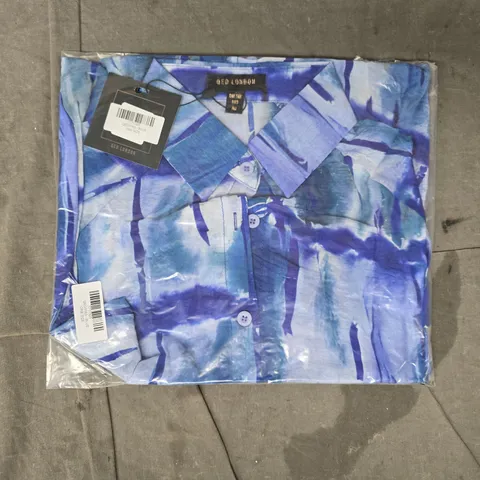 BOX OF APPROXIMATELY 40 QED LONDON SHIRTS IN BLUE - ONE SIZE
