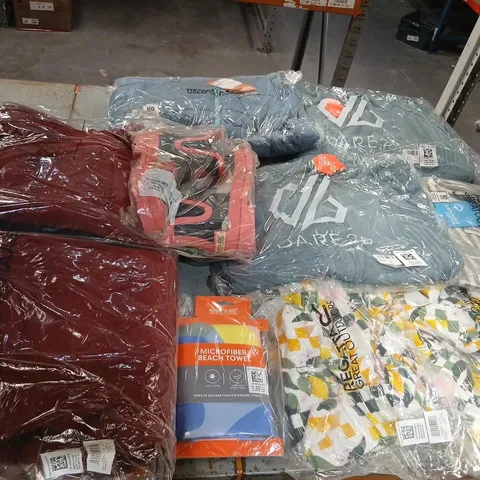 APPROXIMATELY 18 ITEMS OF ASSORTED REGATTA/DARE2B CLOTHING AND ACCESSORIES