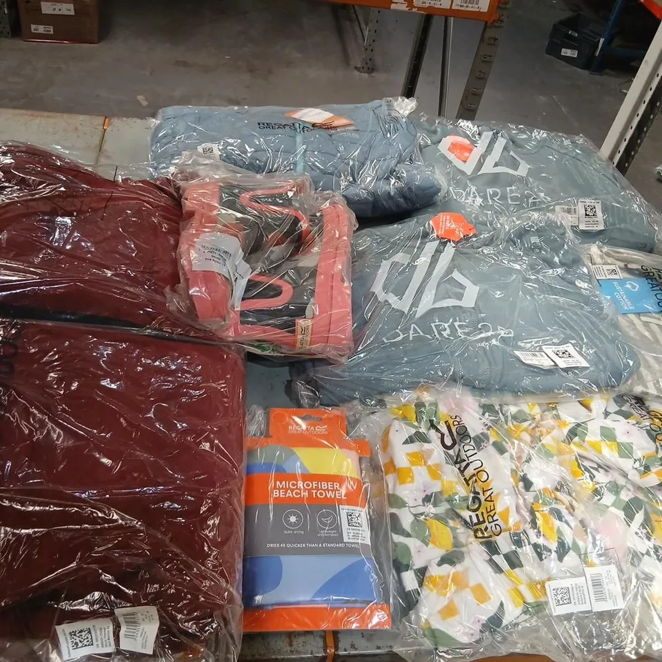 APPROXIMATELY 18 ITEMS OF ASSORTED REGATTA/DARE2B CLOTHING AND ACCESSORIES