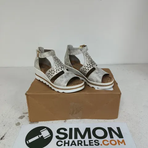 RIEKER ANTI-STRESS WEDGE SANDALS NATURAL SIZE 5