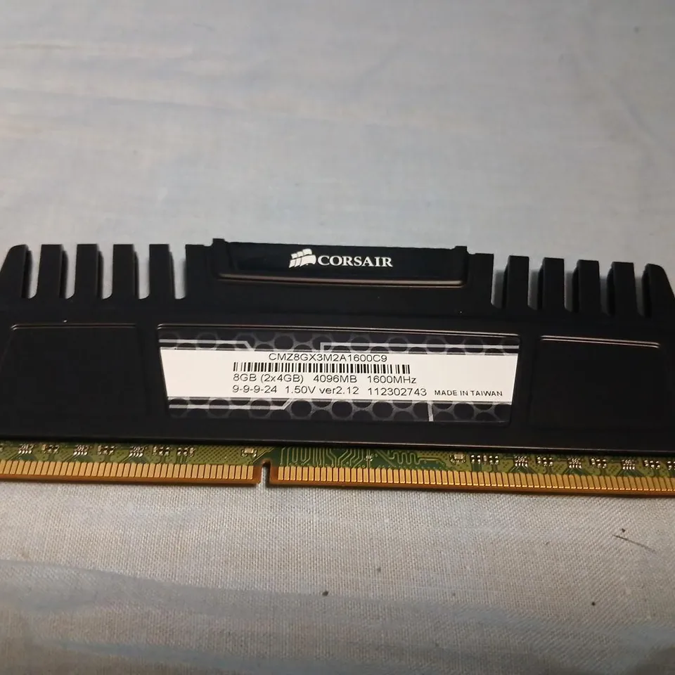 CORSAIR VENGEANCE 8GB (2X4GB) DDR3 RAM KIT 1600MHZ (CMZ8GX3M2A1600C9)
