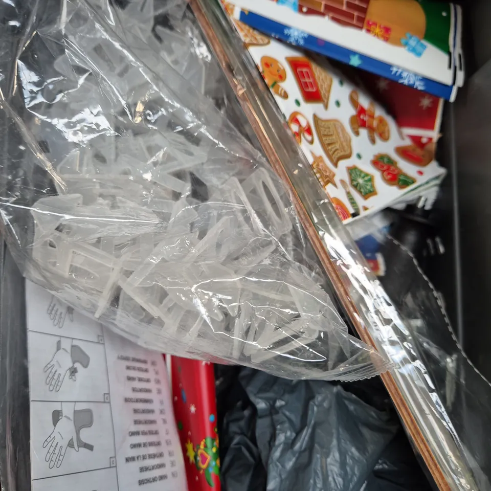 APPROXIMATELY 15 ASSORTED HOUSEHOLD ITEMS TO INCLUDE HOSE HEAD, CHRISTMAS GIFT BAGS, ICE CUBE TRAY ETC 