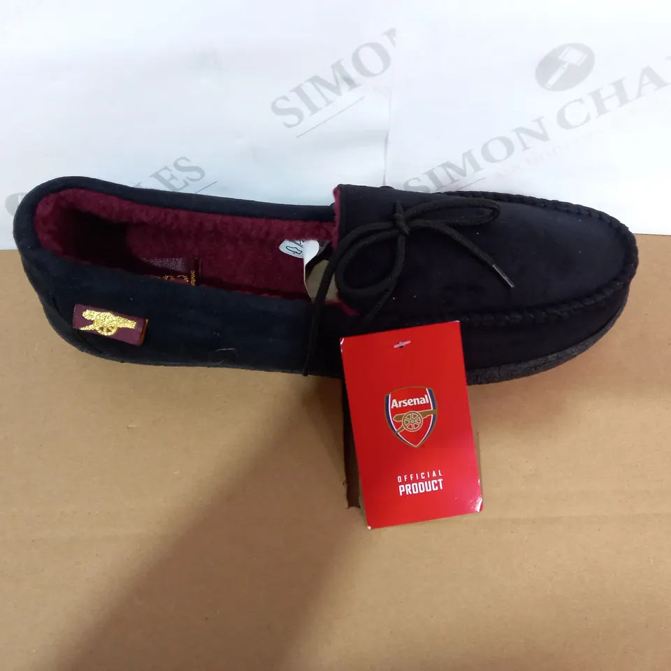 BOXED PAIR OF ARSENAL BLACK SLIPPERS SIZE 9/10