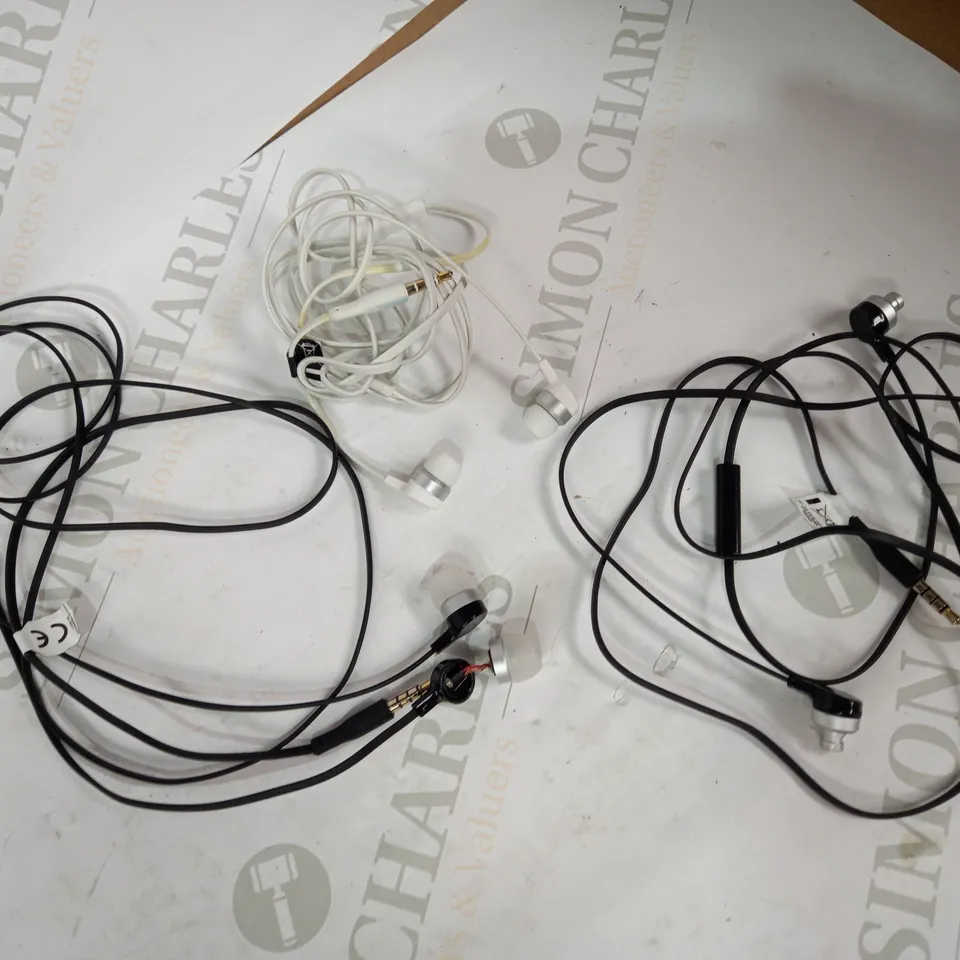 LOT OF 3 ITEMS INCLUDING EARPHONES (BLACK AND WHITE)