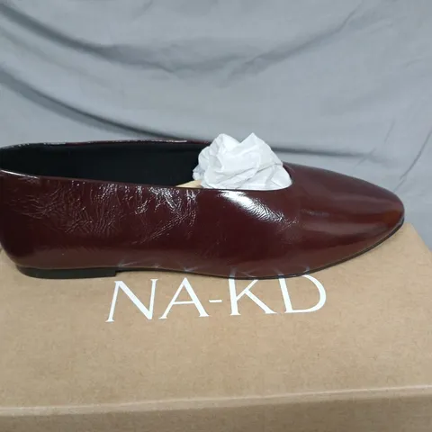 BOXED NA-KD AUBERGINE PATENT LEATHER BALLET FLATS – UK 6 (EU 39) 