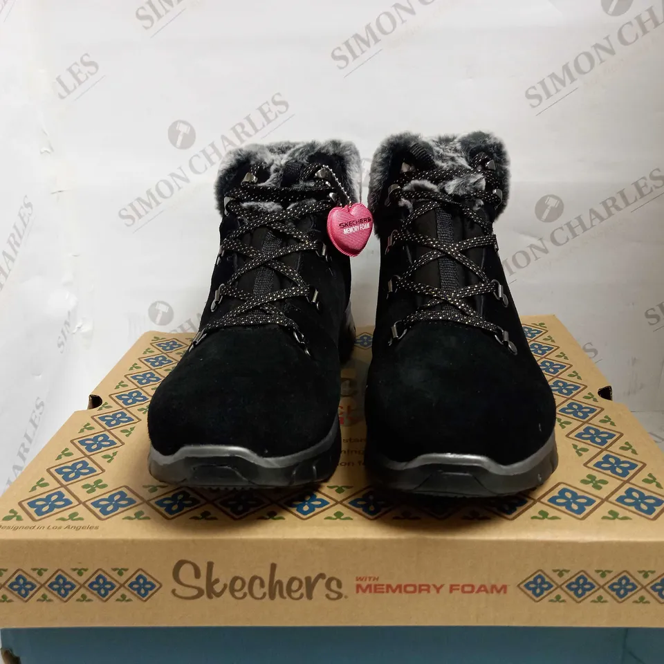 SKECHERS SYNERGY LACE BOOTS SIZE 8