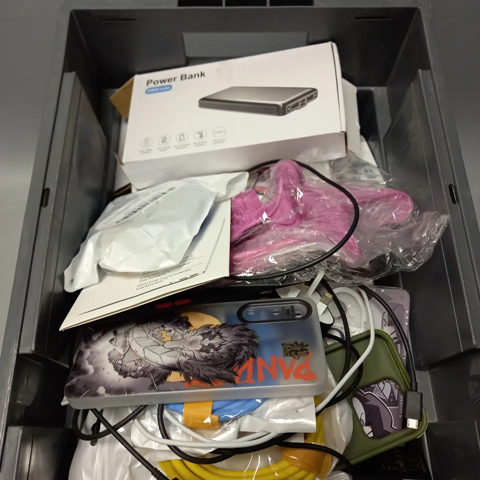 APPROXIMATELY 30 ASSORTED SMARTPHONE ACCESSORIES TO INCLUDE SCREEN PROTECTORS, CHARGING CABLES, PROTECTIVE CASES ETC 