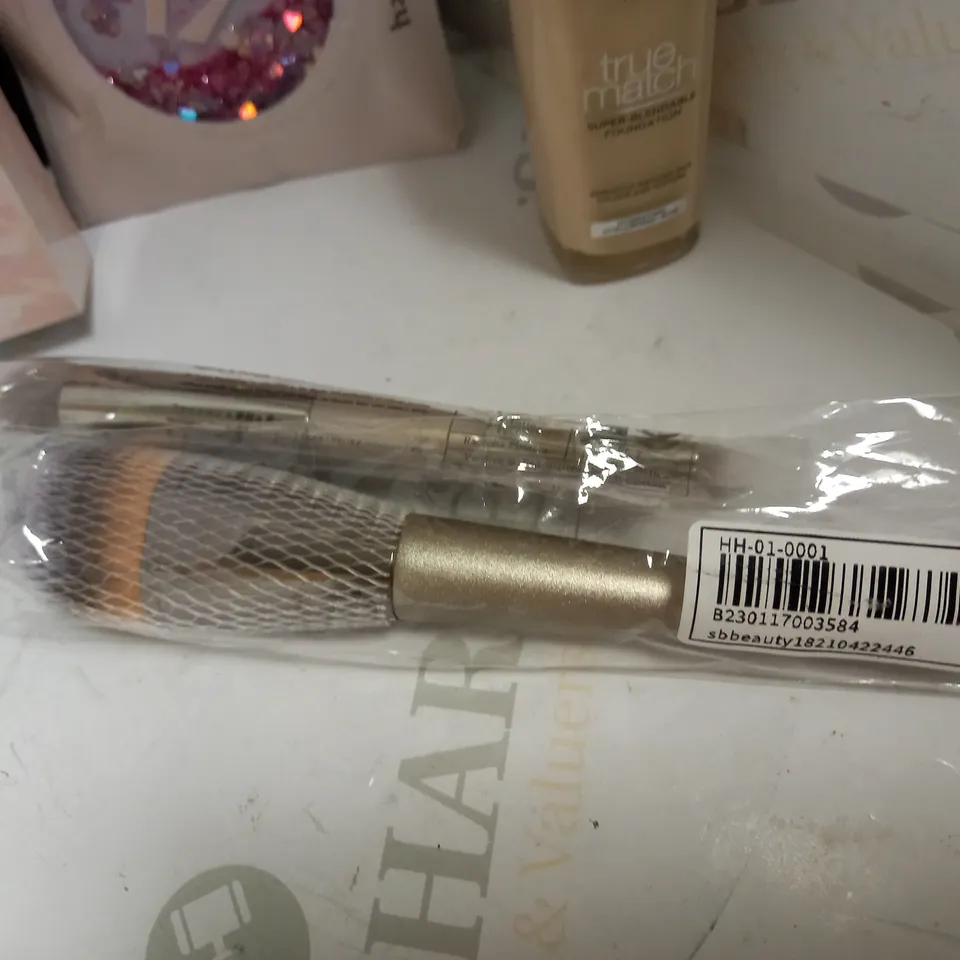 LOT OF APPROX 10 TO INCLUDE , BAG , MAKE-UP BRUSHES . HAND MIRROR , ETC