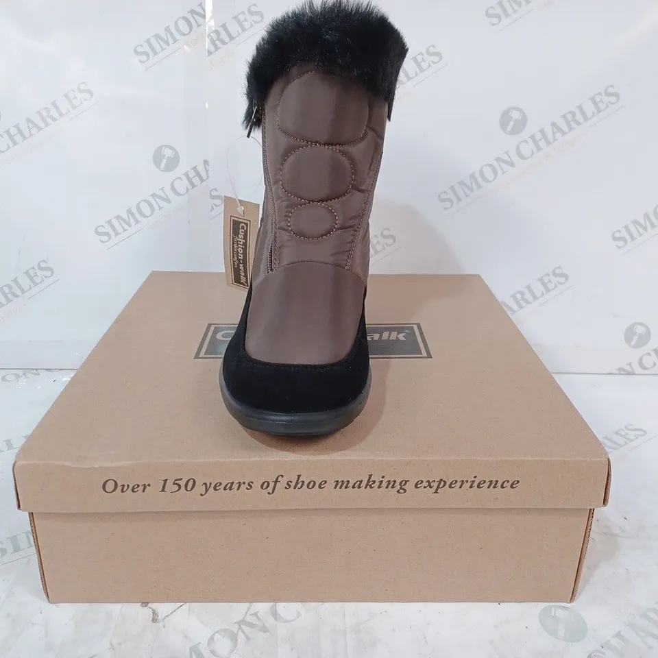 BOXED PAIR OF CUSHION-WALK FAUX FUR LINED ANKLE BOOTS IN BROWN SIZE 6
