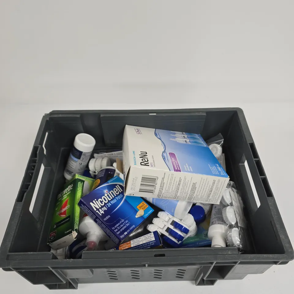 TOTE OF APPROXIMATELY 10 ASSORTED ITEMS INCLUDING BAUSCH + LOMB RENU MULTI-PURPOSE SOLUTION 3-PACK, NICOTINELL 14MG / 24 HOUR PATCH AND BAUSCH + LOMB EASY SEPT PEROXIDE SOLUTION