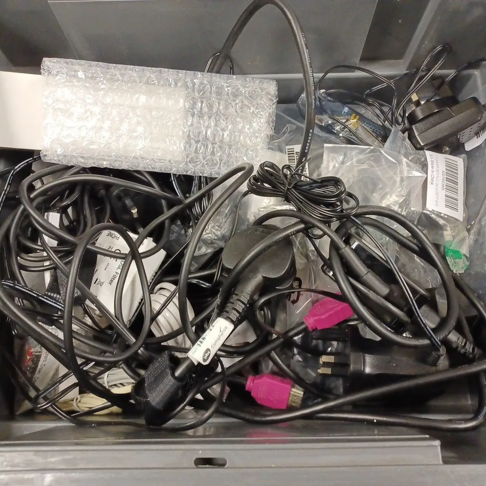 BOX TO CONTAIN APPROX. 15 X ASSORTED TECH PRODUCTS. INCLUDES VARIOUS CHARGERS, FAN, COMPUTER PARTS ETC 