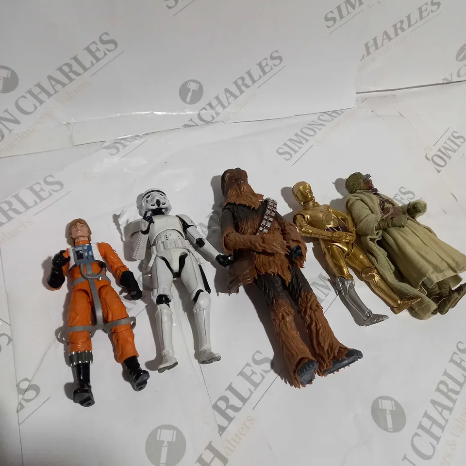 BOX OF APPROXIMATELY 15 ASSORTED COLLECTABLE STAR WARS FIGURES INCLUDING VARIOUS CHARACTERS AND PROPS 