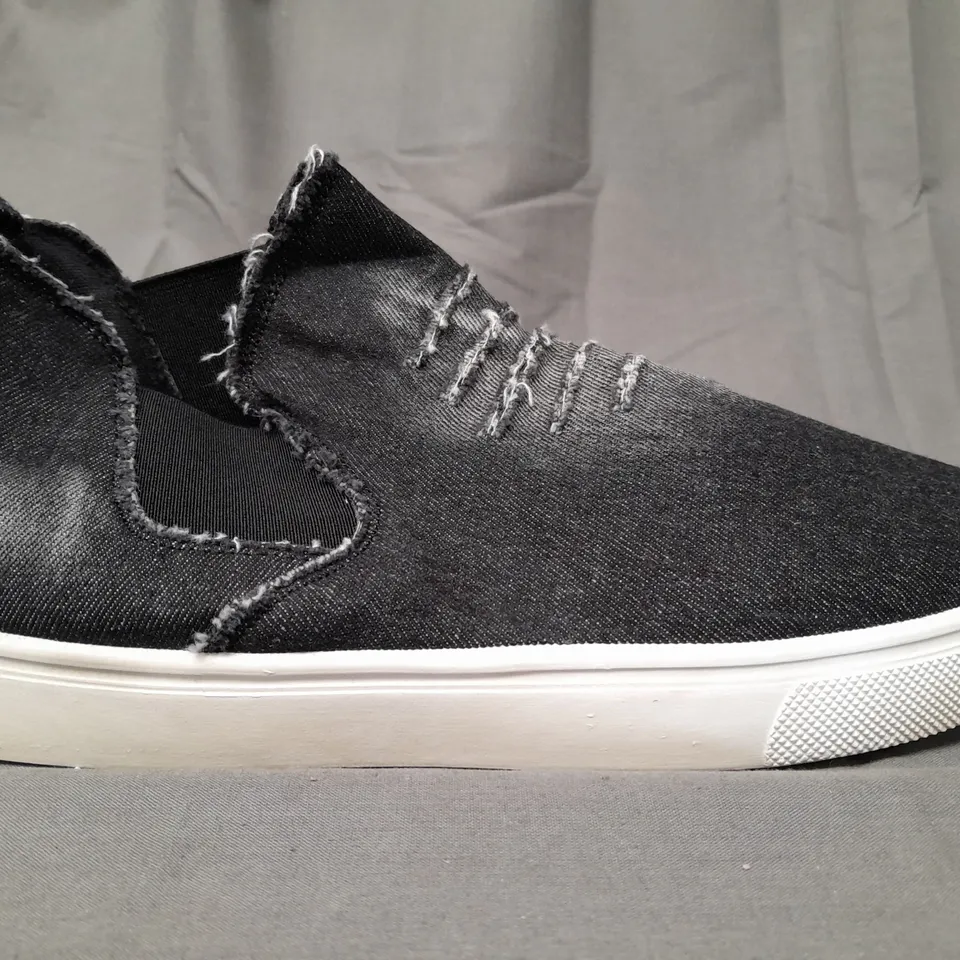 BOX OF APPROXIMATELY 12 PAIRS OF W.S AM-035 SHOES IN BLACK DENIM - VARIOUS SIZES