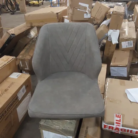 BOXED PAIR OF STYLISH DESIGNER LIGHT GREY FAUX LEATHER UPHOLSTERED SIDE/DINING CHAIRS