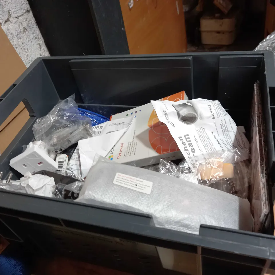 TOTE OF APPROXIMATELY 20 ASSORTED ITEMS TO INCLUDE A COMBIMATION PADLOCK, MINI THERMOMETOR, A WOODEN SPOON SET AND A NOTEPAD