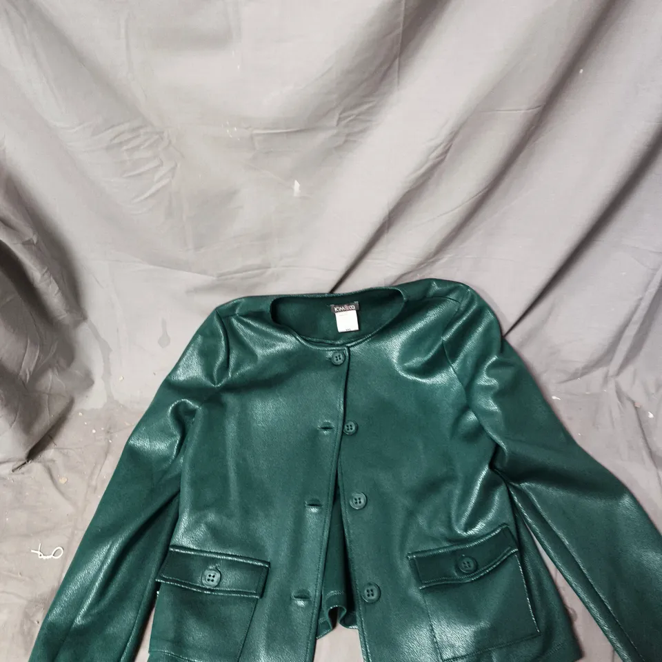 BOX OF APPROXIMATELY 15 ASSORTED CLOTHING ITEMS TO INCLUDE: BLUE JACKET AND GREEN JACKET