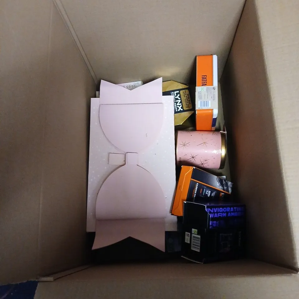 BOX OF APPROXIMATELY 10 ASSORTED COSMETIC ITEMS TO INCLUDE LYNX DUO, LOREAL MEN EXPERT SET, FAT FACE SET ETC